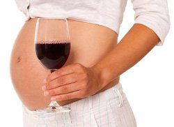Беременная женщина и бокал вина