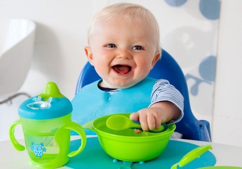 Малыш и его собственный набор посуды
