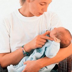 Мама держит малыша на руках