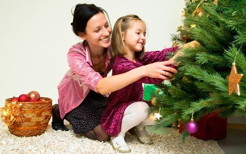 Наряжаем елку вместе с ребенком