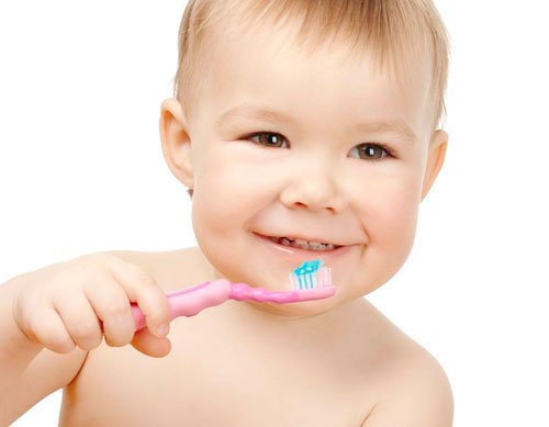 Малыш чистит зубки