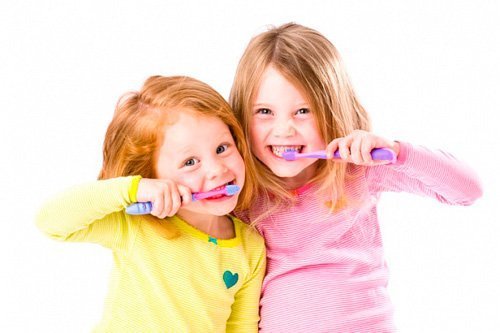 Дети чистят Зубки