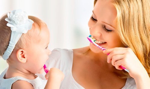Мама учит дочку чистить Зубки