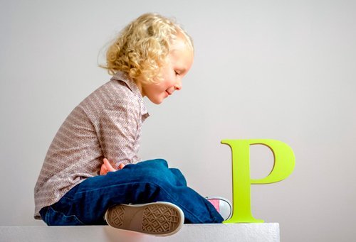 Ребенок тренируется выговаривать букву "Р"