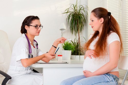 Беременная на приеме у врача-гинеколога